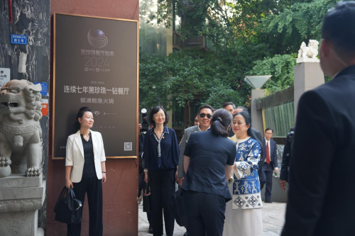 印尼国会议长布安抵蓉莅临成都银滩鲍鱼火锅举办晚宴(图1)
