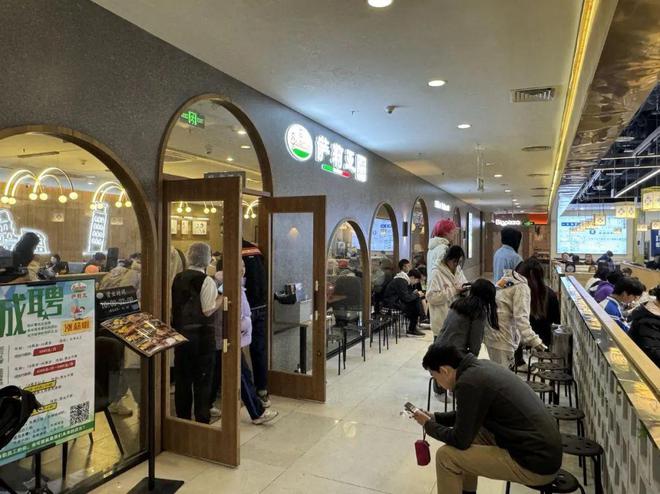 拳打萨莉亚脚踢豪客来又一西餐巨头出手了拿下“返贫”中产(图11)