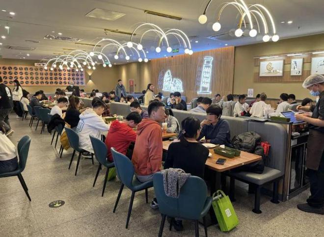 拳打萨莉亚脚踢豪客来又一西餐巨头出手了拿下“返贫”中产(图6)