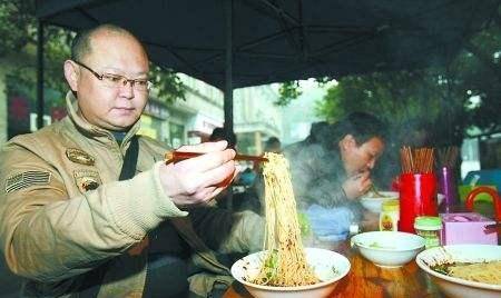 它是重庆四大特色美食之一全国闻名比之火锅还要亲民(图2)