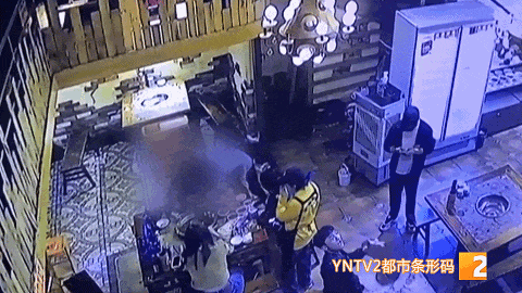 一男子火锅店内强吻陌生女子警方：拘留10天！(图1)