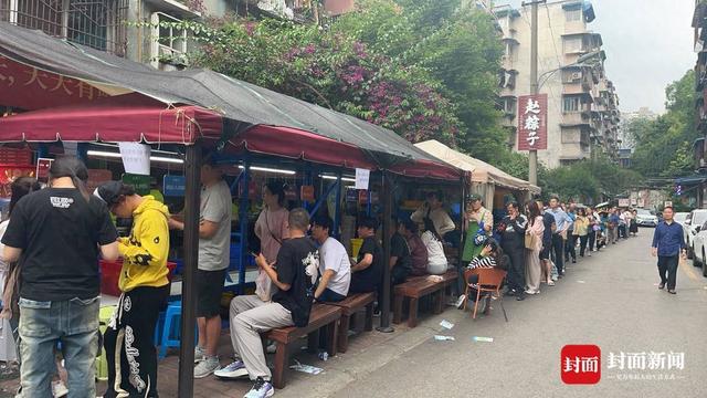 这家人把粽子做成了成都“非遗”坚守传统但更大胆：辣条粽、火锅粽也要做(图1)