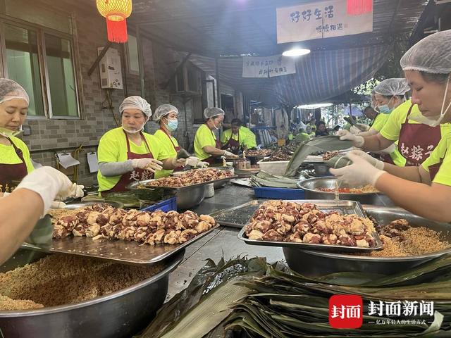 这家人把粽子做成了成都“非遗”坚守传统但更大胆：辣条粽、火锅粽也要做(图3)
