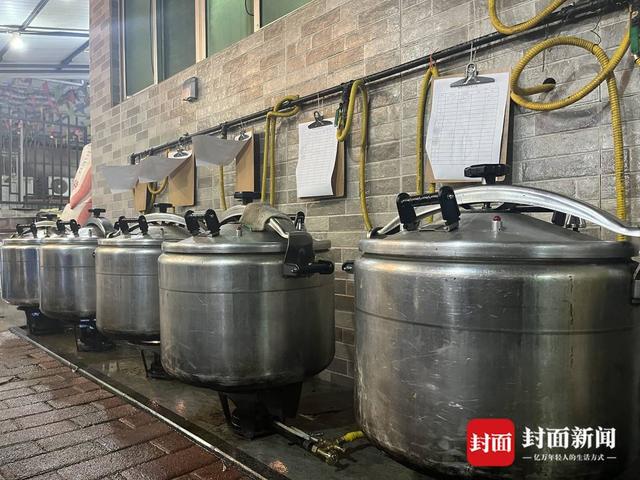这家人把粽子做成了成都“非遗”坚守传统但更大胆：辣条粽、火锅粽也要做(图5)