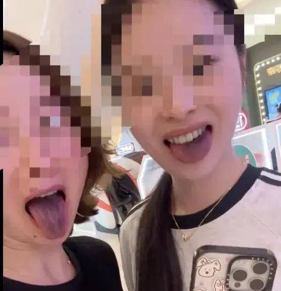 吃完网红火锅后舌头特别黑！网友求破案！上海多家连锁(图1)