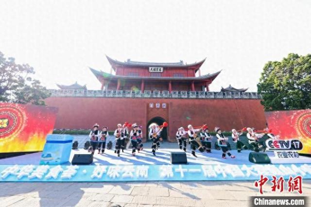2024大理巍山小吃节：荟聚八方美食千人共享长街宴(图1)
