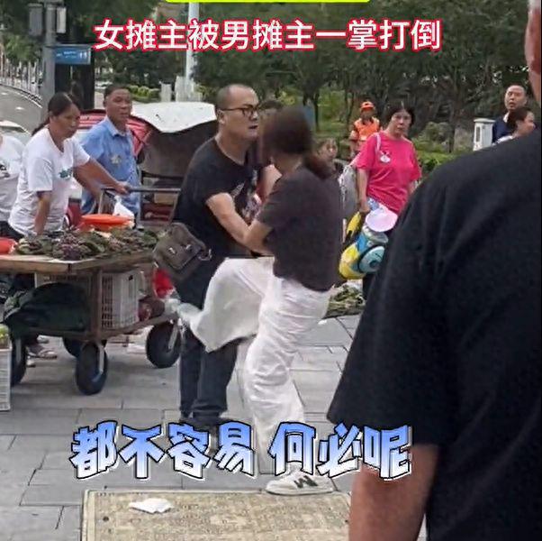 真冷血！重庆两人为抢摊位打架群众围观却不劝架还猜谁能打赢(图1)