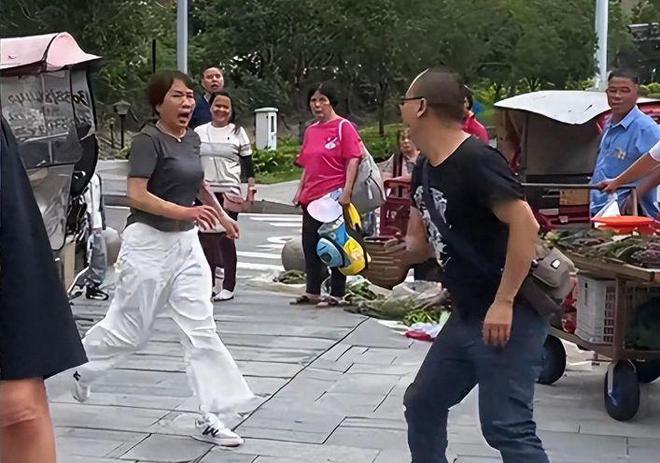 真冷血！重庆两人为抢摊位打架群众围观却不劝架还猜谁能打赢(图2)