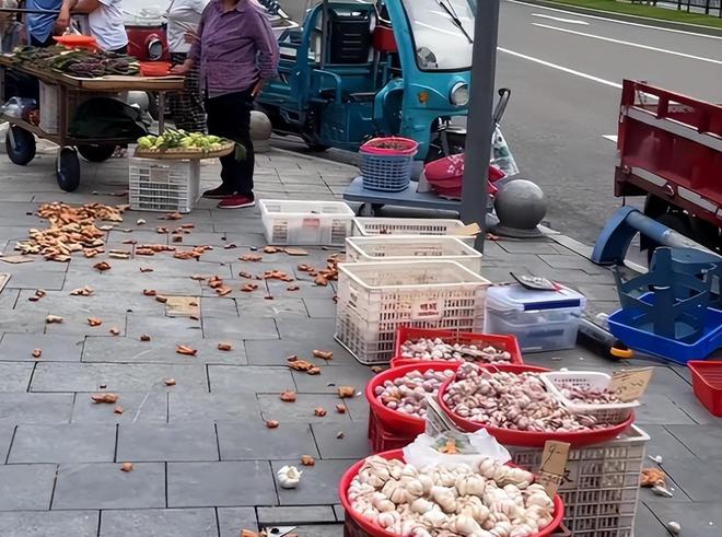 真冷血！重庆两人为抢摊位打架群众围观却不劝架还猜谁能打赢(图9)