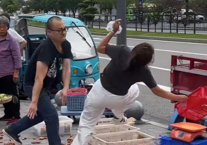 真冷血！重庆两人为抢摊位打架群众围观却不劝架还猜谁能打赢(图5)