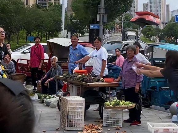 真冷血！重庆两人为抢摊位打架群众围观却不劝架还猜谁能打赢(图6)