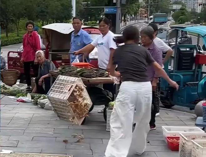 真冷血！重庆两人为抢摊位打架群众围观却不劝架还猜谁能打赢(图4)