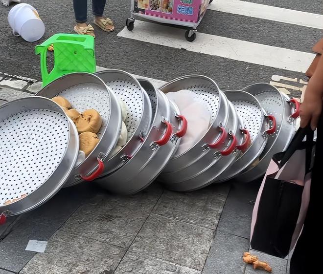 真冷血！重庆两人为抢摊位打架群众围观却不劝架还猜谁能打赢(图3)