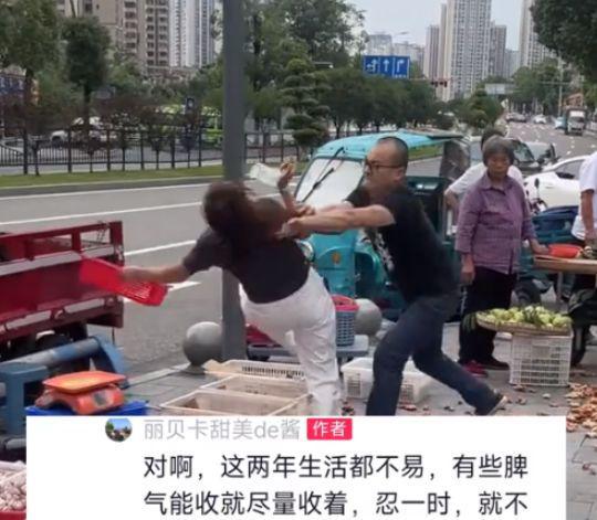 真冷血！重庆两人为抢摊位打架群众围观却不劝架还猜谁能打赢(图10)
