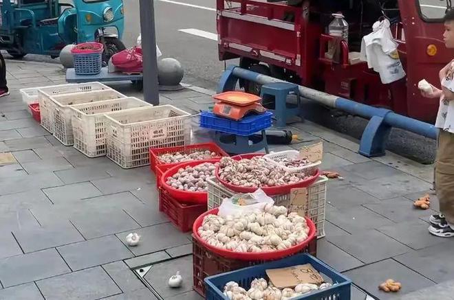 真冷血！重庆两人为抢摊位打架群众围观却不劝架还猜谁能打赢(图7)