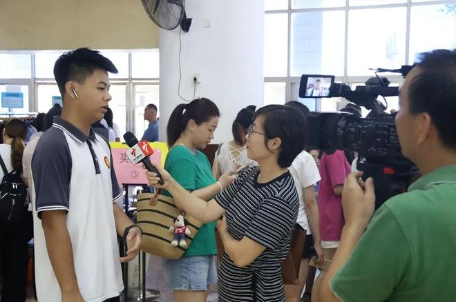 热闹非凡校园迎来新活力记广州市旅游商务职校2024新生报到盛况(图2)