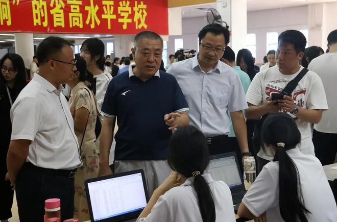 热闹非凡校园迎来新活力记广州市旅游商务职校2024新生报到盛况(图3)