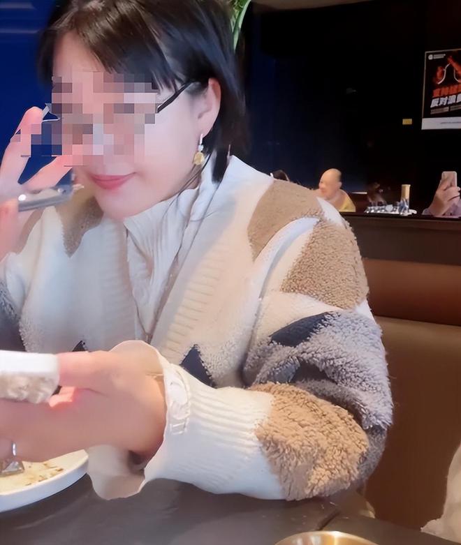 “好寒酸妈妈吃西餐要团购”13岁女儿当场崩溃网友怒了(图2)