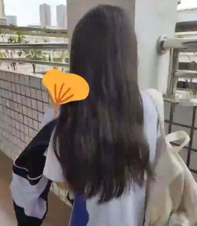 “好寒酸妈妈吃西餐要团购”13岁女儿当场崩溃网友怒了(图1)
