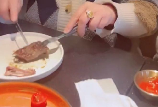 “好寒酸妈妈吃西餐要团购”13岁女儿当场崩溃网友怒了(图6)
