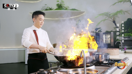 费大厨登上“中法美食文化交流”国际舞台辣椒炒肉收录进《中法厨王菜单(图1)