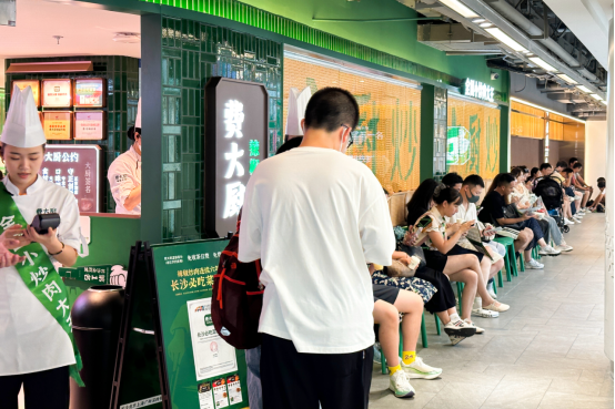 费大厨登上“中法美食文化交流”国际舞台辣椒炒肉收录进《中法厨王菜单(图5)