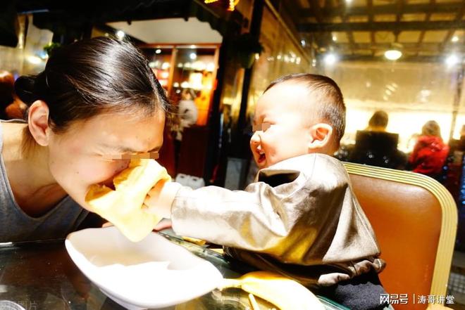 回顾：带熊孩子吃火锅导致全家遭殃大人没了小孩呛死惯子如杀子(图1)