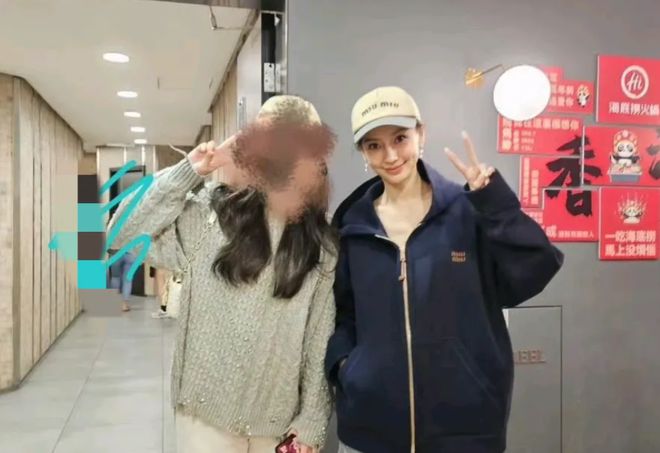 杨颖香港火锅店被粉丝偶遇爽快和粉丝合影温柔宠粉引热议！(图2)