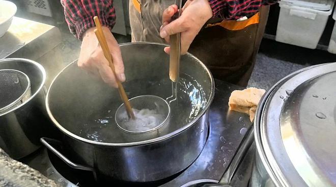 佛山高明的情怀小吃像菱角靠灵巧的手制作游客：像件艺术品(图4)