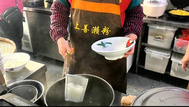 佛山高明的情怀小吃像菱角靠灵巧的手制作游客：像件艺术品(图5)