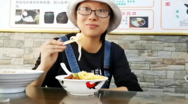 佛山高明的情怀小吃像菱角靠灵巧的手制作游客：像件艺术品(图1)