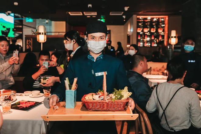 这群年轻人怎么独独爱上了这口火锅？(图7)