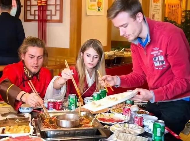 彻底刷新认知！老外免签来华吃了中国大餐回国咽不下白人饭了(图2)