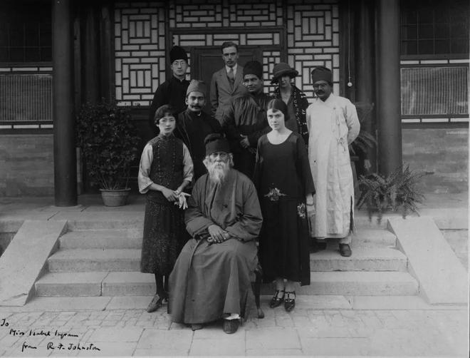 1920年林徽因和父亲的合影在伦敦寓所里吃西餐颜值太高了(图3)