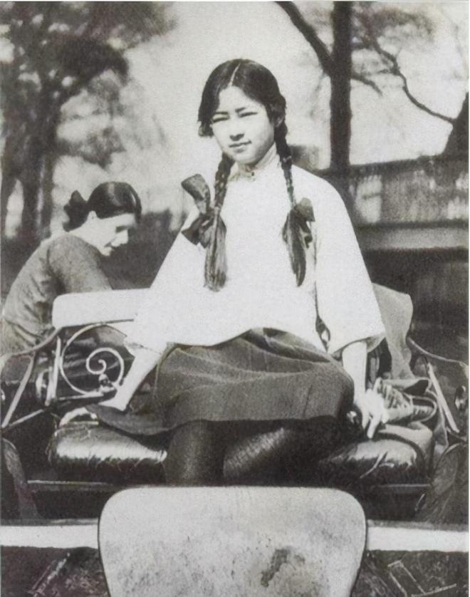 1920年林徽因和父亲的合影在伦敦寓所里吃西餐颜值太高了(图1)