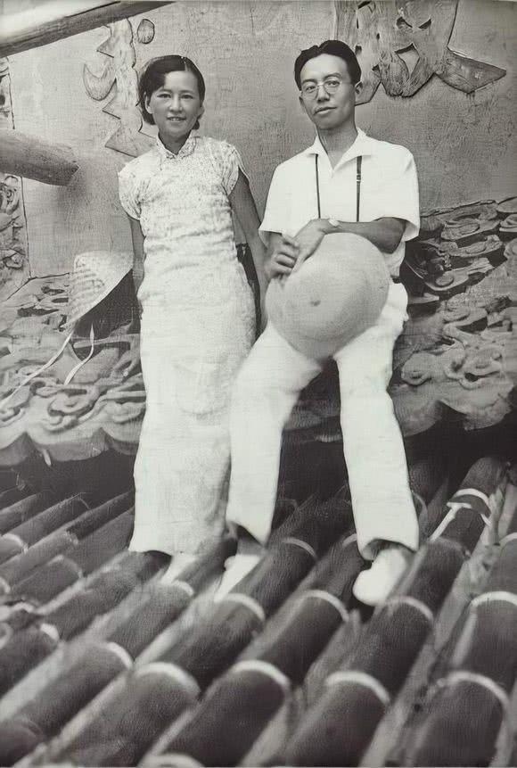 1920年林徽因和父亲的合影在伦敦寓所里吃西餐颜值太高了(图4)