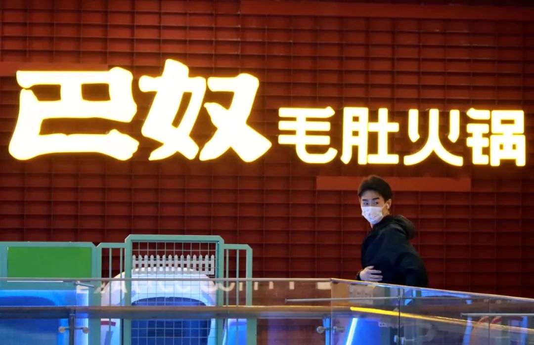 月薪5000元别吃火锅吃麻辣烫就好？网红火锅店创始人回应！曾因“18元5片土豆”上热搜(图1)