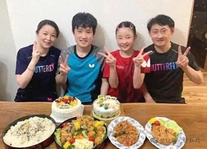 国乒劲敌张本智和低调抵达重庆全家团聚吃火锅！剑指世乒赛四强(图1)