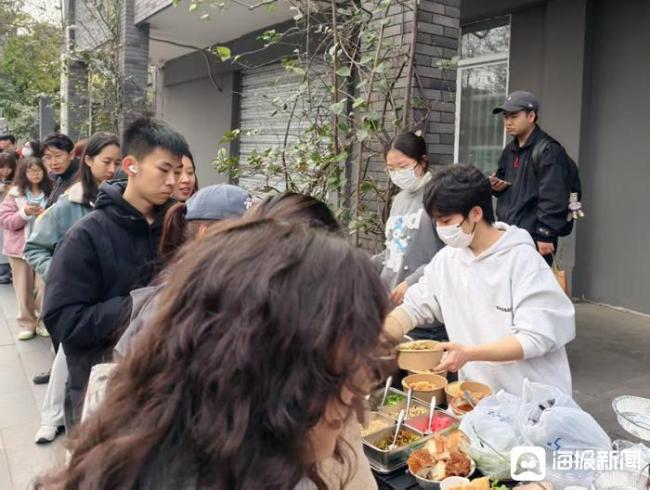对话摆摊卖小吃的复旦退学研究生：卖东西有天赋内心压抑放弃读研勇敢追梦不惧失败_中华网(图2)