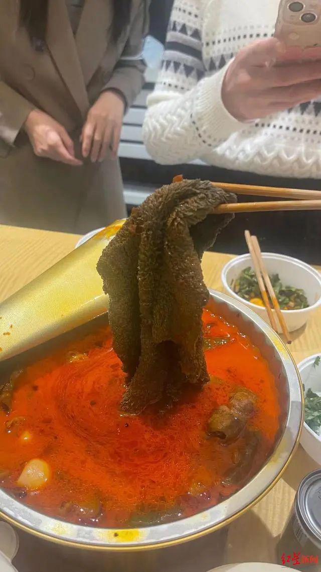 火锅店员工在后厨小便画面曝光！网友：好离谱！通报(图2)