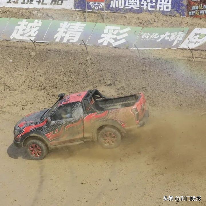 24亿人次网上浏览75万游客现场围观！泥巴坑里何能卷起“万重浪”(图2)