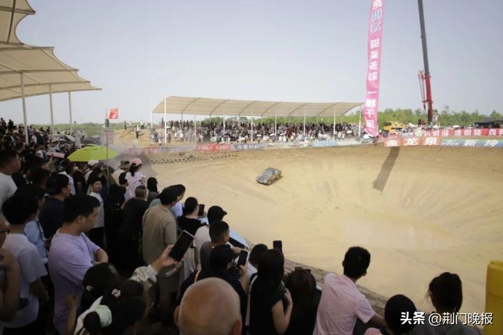 24亿人次网上浏览75万游客现场围观！泥巴坑里何能卷起“万重浪”(图5)