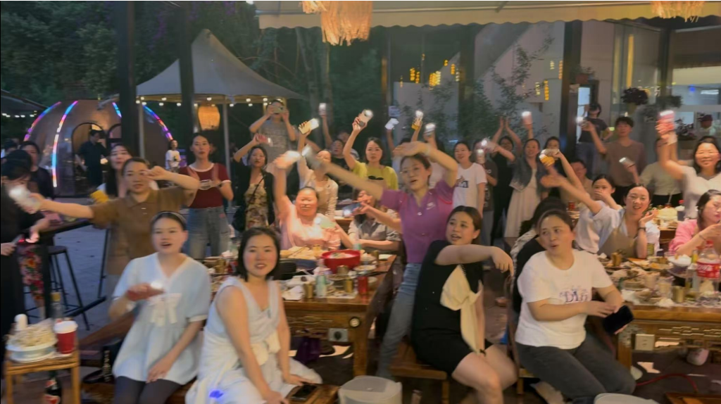 吃着火锅唱着歌！重庆火锅店老板阿多打造音乐社交新样本书写“娱乐餐饮”新篇章(图2)