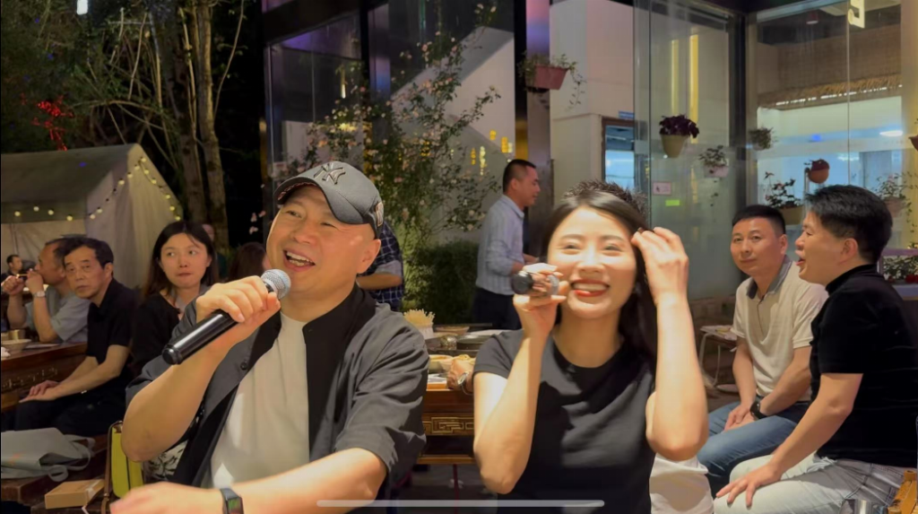 吃着火锅唱着歌！重庆火锅店老板阿多打造音乐社交新样本书写“娱乐餐饮”新篇章(图5)