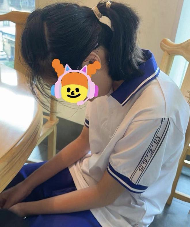 “好寒酸妈妈吃西餐还要团购”13岁女儿当场崩溃网友却怒了(图5)