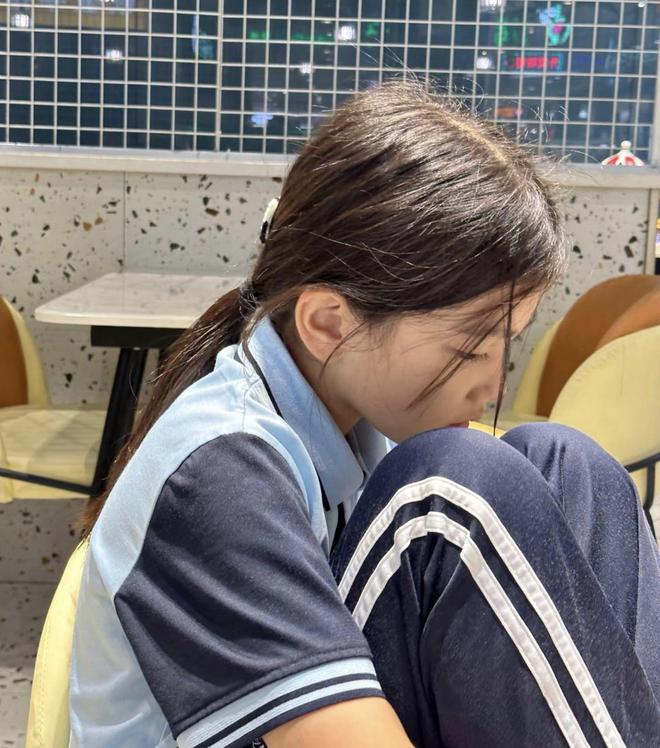 “好寒酸妈妈吃西餐还要团购”13岁女儿当场崩溃网友却怒了(图1)