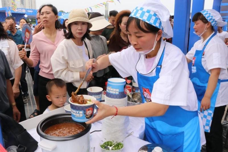 从竹乡灶台到全国餐桌从单打独斗到集群冲锋​一碗肉丁面的千年传承与华丽新生(图3)