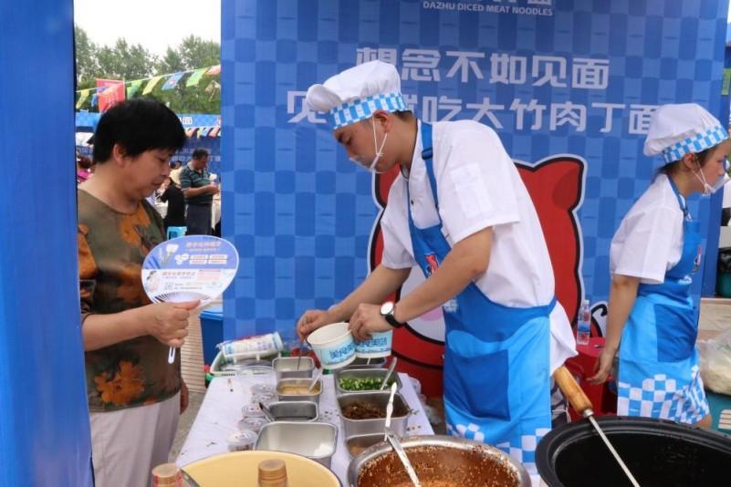 从竹乡灶台到全国餐桌从单打独斗到集群冲锋​一碗肉丁面的千年传承与华丽新生(图4)