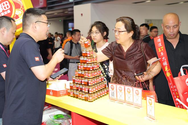 馨田火锅油碟惊艳亮相2025郑州火锅食材展以匠心品质引领蘸料新风尚(图4)