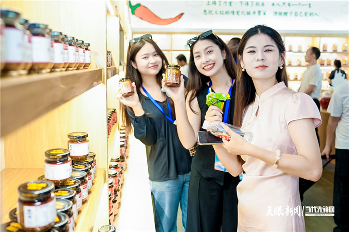 海外学者阿里在遵义品尝不同风味的发酵型辣椒(图1)